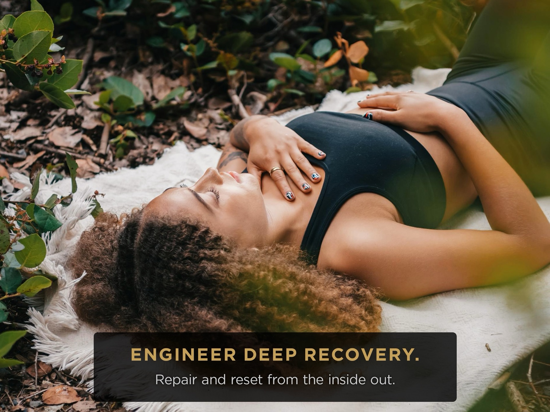 Örtünün üstünde uzanmış, elleri göğsünde, gözleri kapalı bir kadın; üzerinde "Engineer deep recovery."