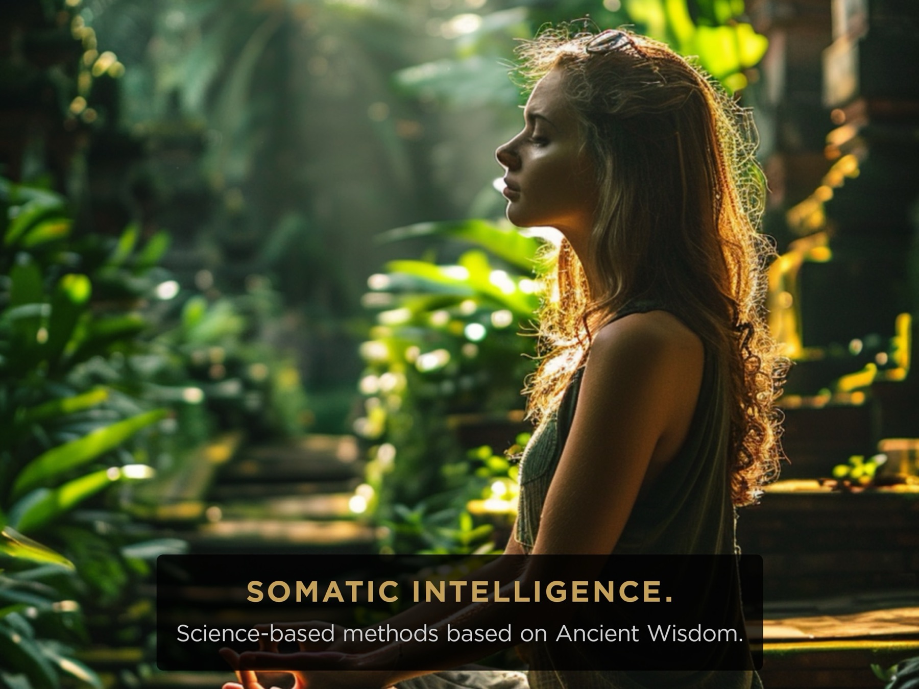 Ormanda gözleri kapalı oturan bir kadın; üzerinde "Somatic intelligence."