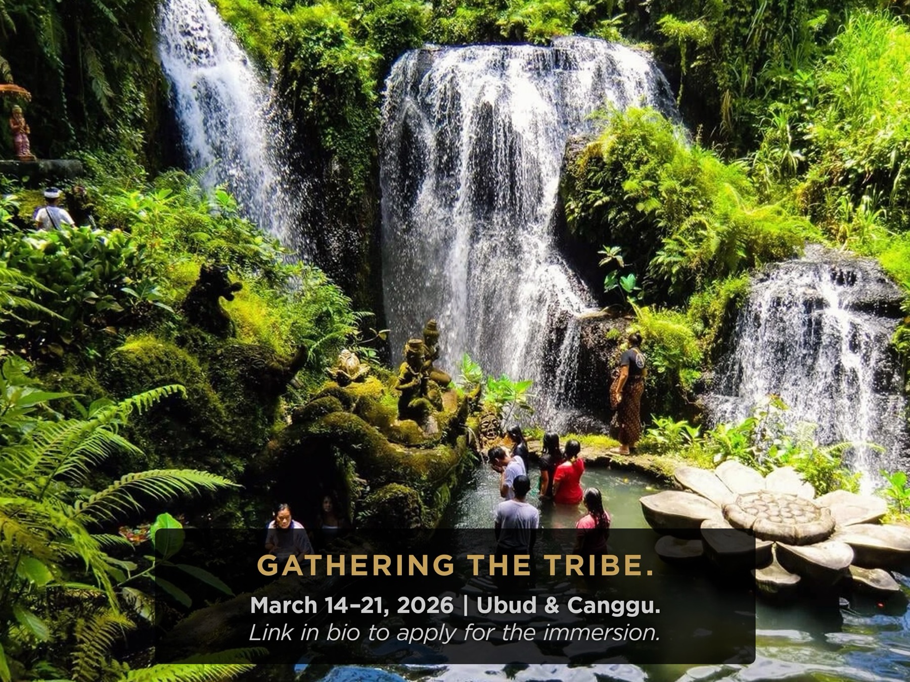 Şelalelerin önünde gölette insanlar; üzerinde "Gathering the tribe. March 14–21, 2026, Ubud & Canggu."