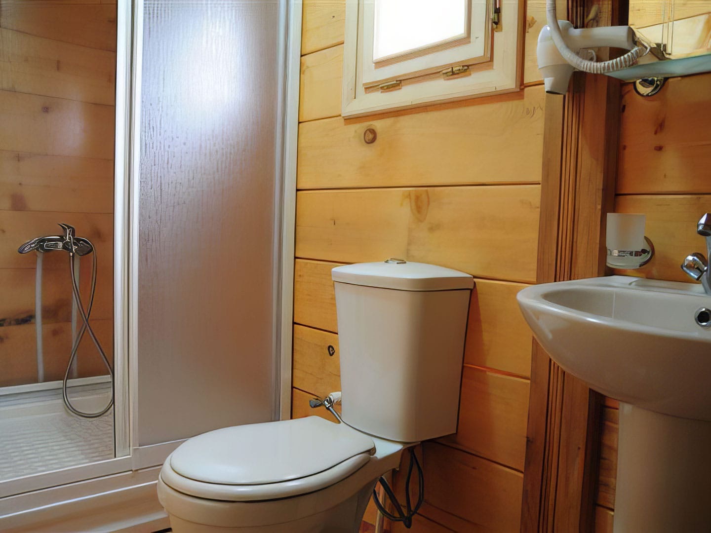 Ahşap kaplı banyo