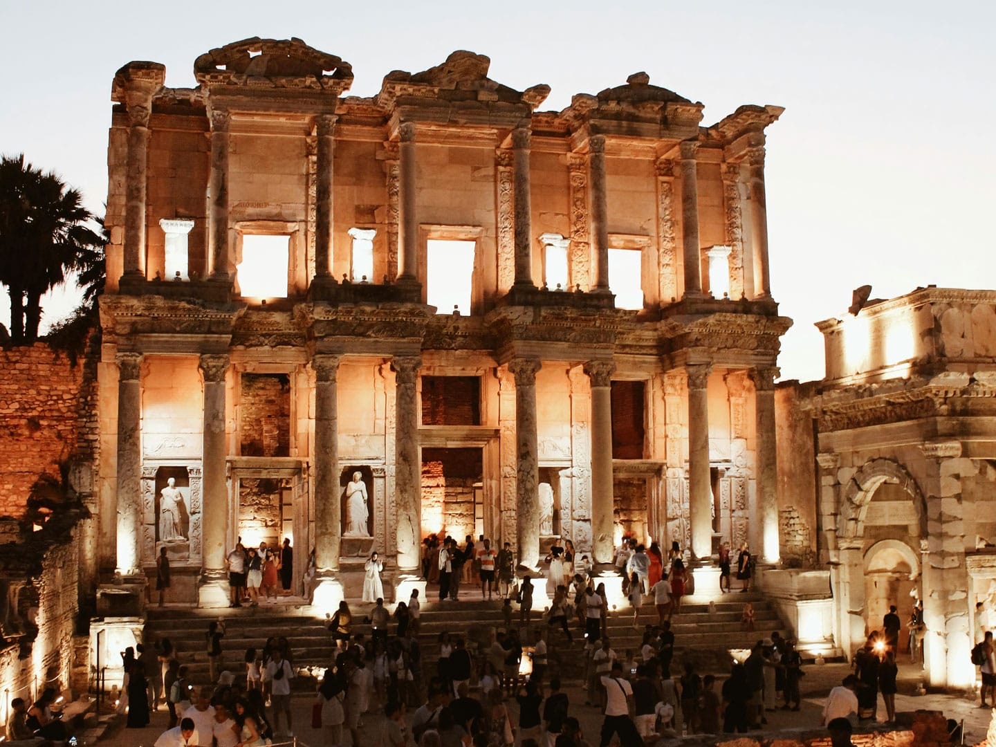Efes’te Celsus Kütüphanesi, akşam ışığında ziyaretçiler