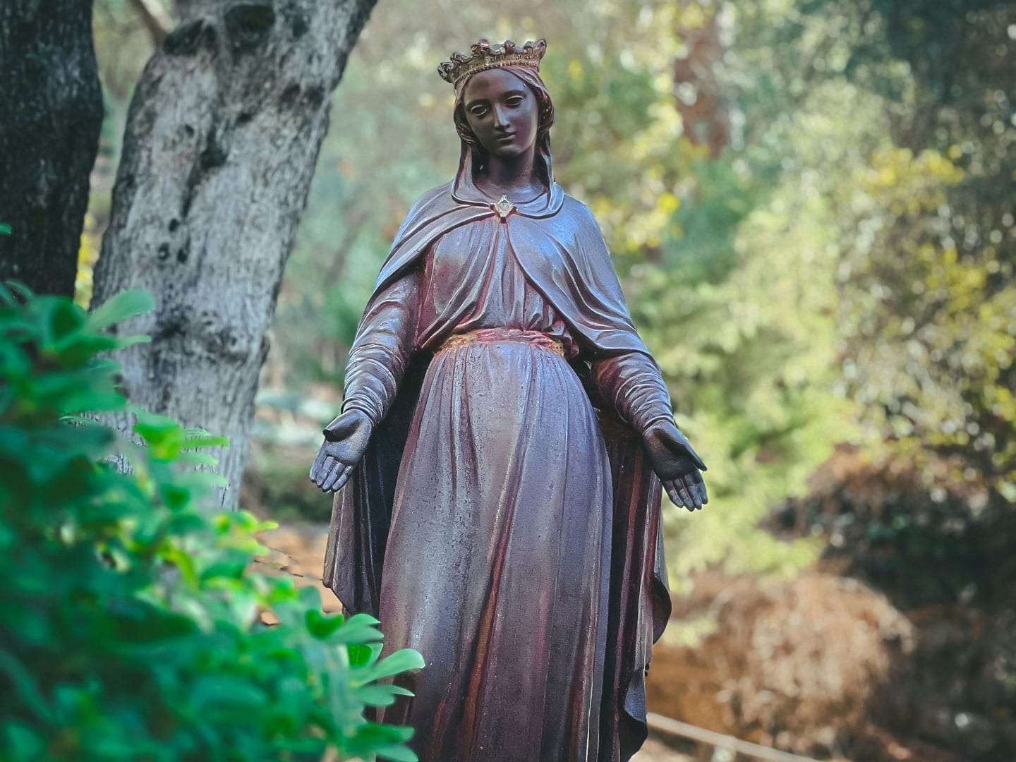 Meryem Ana Evi’nin bahçesinde Meryem heykeli