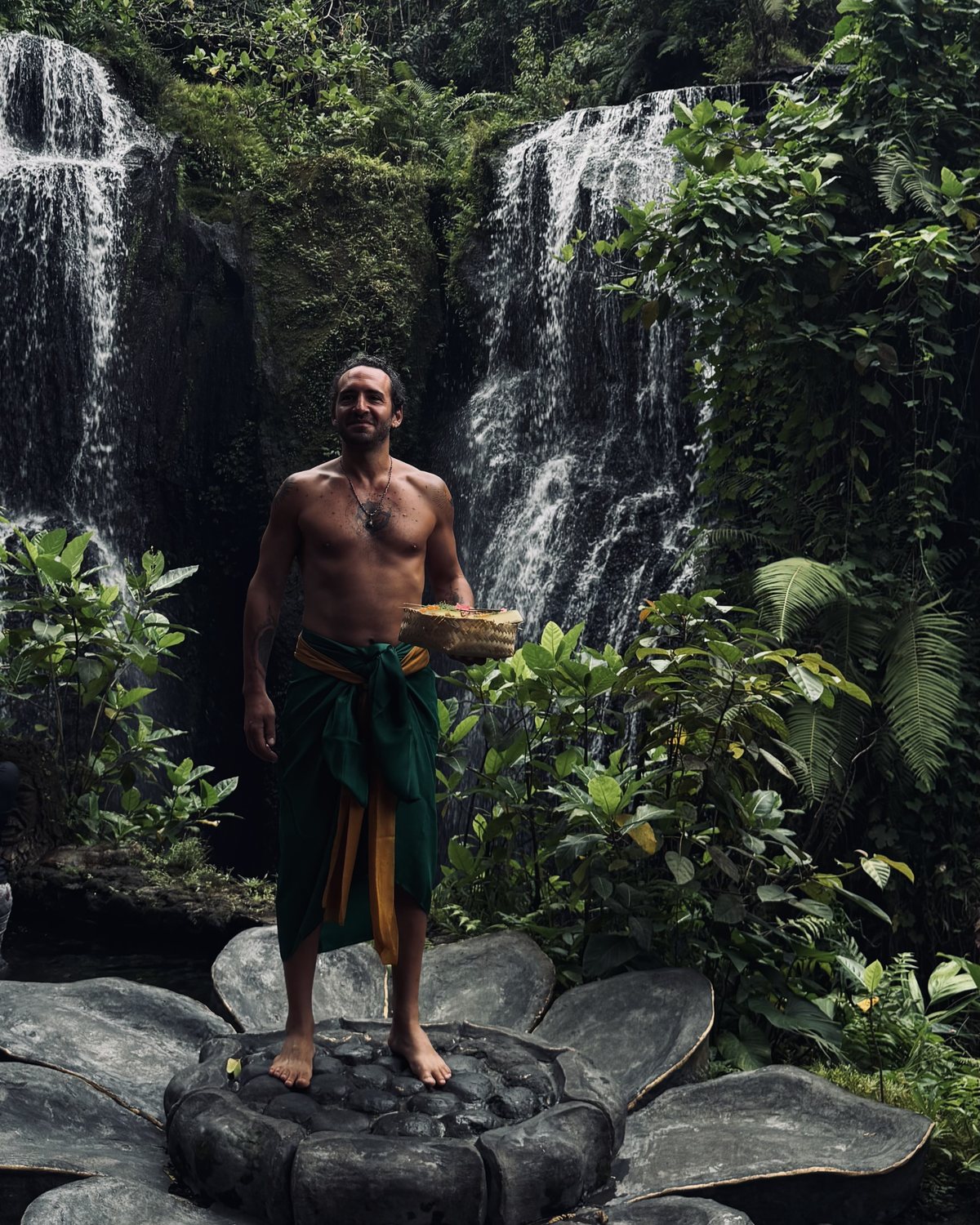 Ergin Ündeğer, Bali'de bir şelalenin önünde